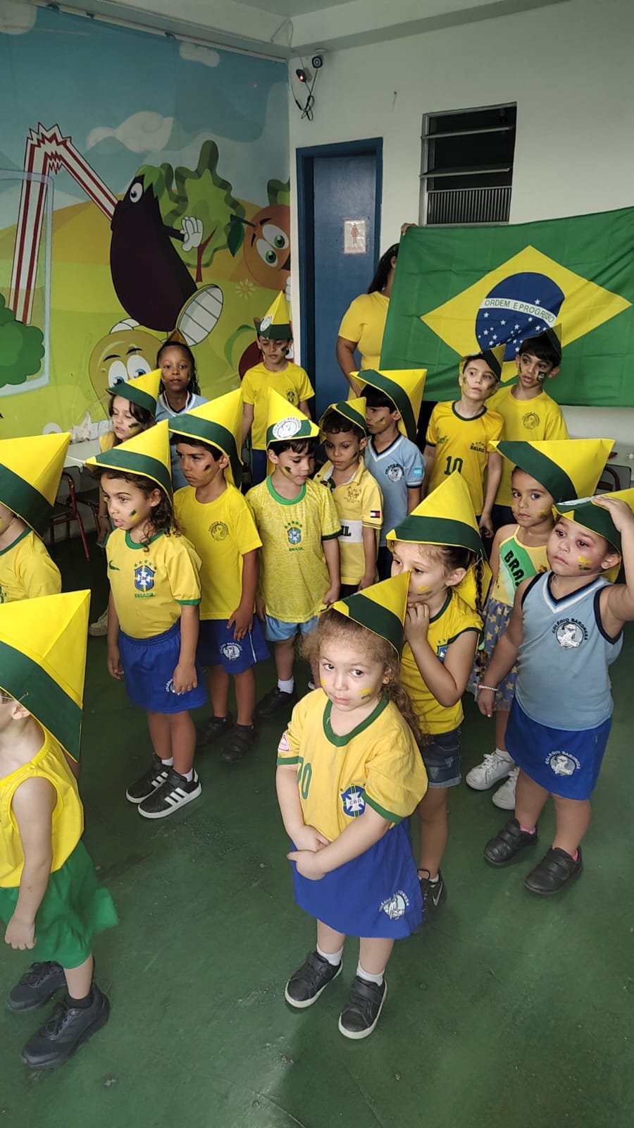 Turma da Educação Infantil do Colégio Baronesa em pé com a roupinha do Brasil